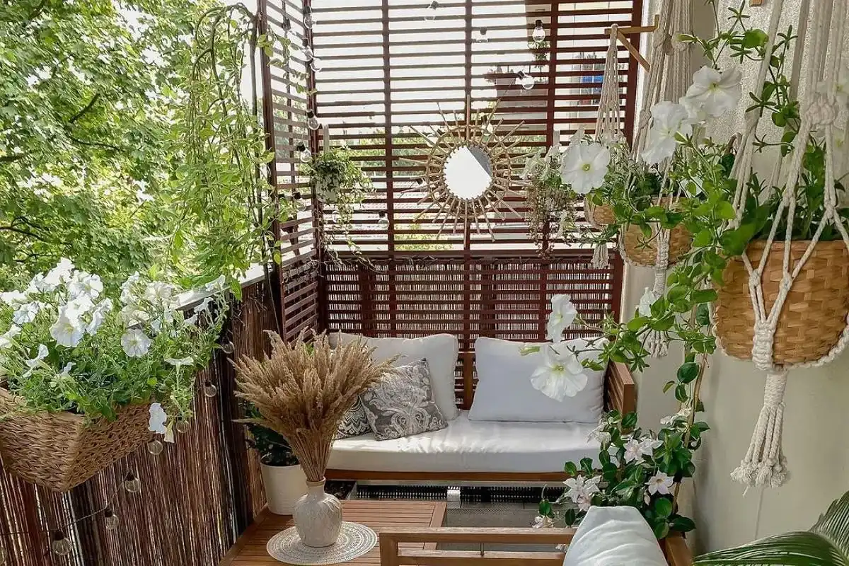 Jak osłonić balkon w bloku? Praktyczne rozwiązania i koszty